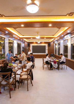 Nhà Hàng Những Người Bạn 