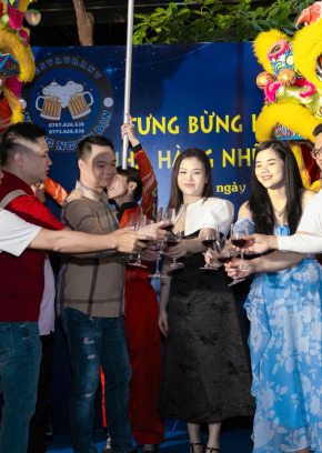 Nhà Hàng Những Người Bạn 
